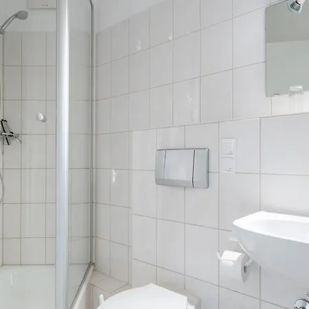 Apartment Geraeumige Mit Balkon Und Wlan In